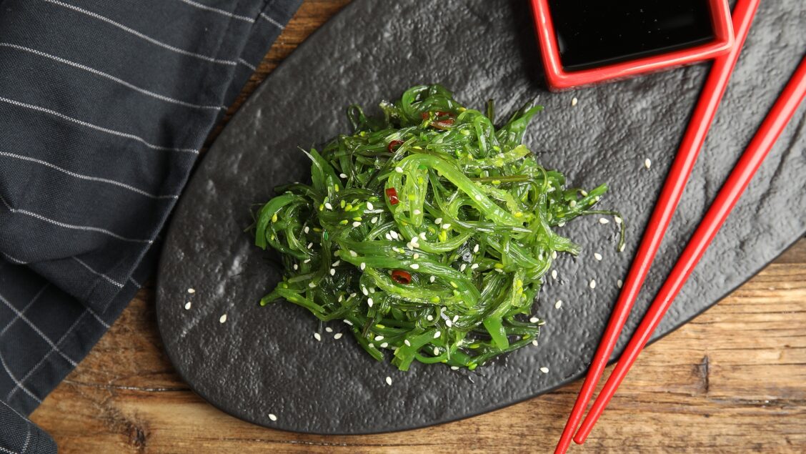 Perché mangiare alghe, insalata: fonte foto Bigstock